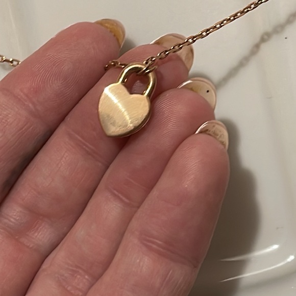 Michael Kors necklace, Rose Gold, heart shaped pendant on 18’ chain - Picture 5 of 8